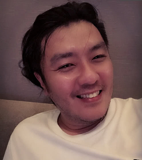 还记得唱《离别》的阿杜吗?曾比杰伦还要火,如