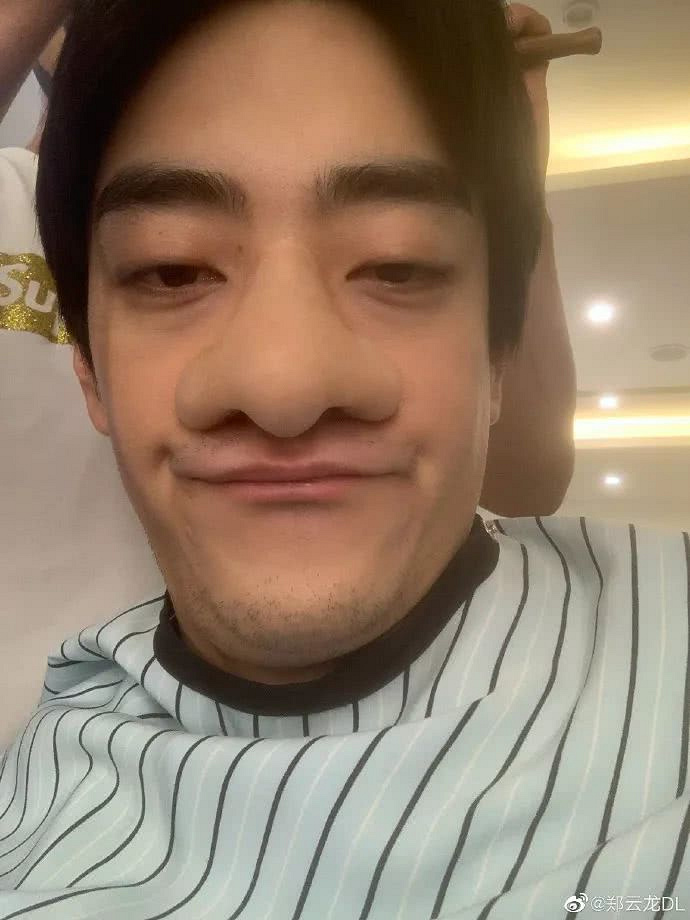 胡歌自拍上热搜,那些爱发丑照的男明星,明明一个比一个