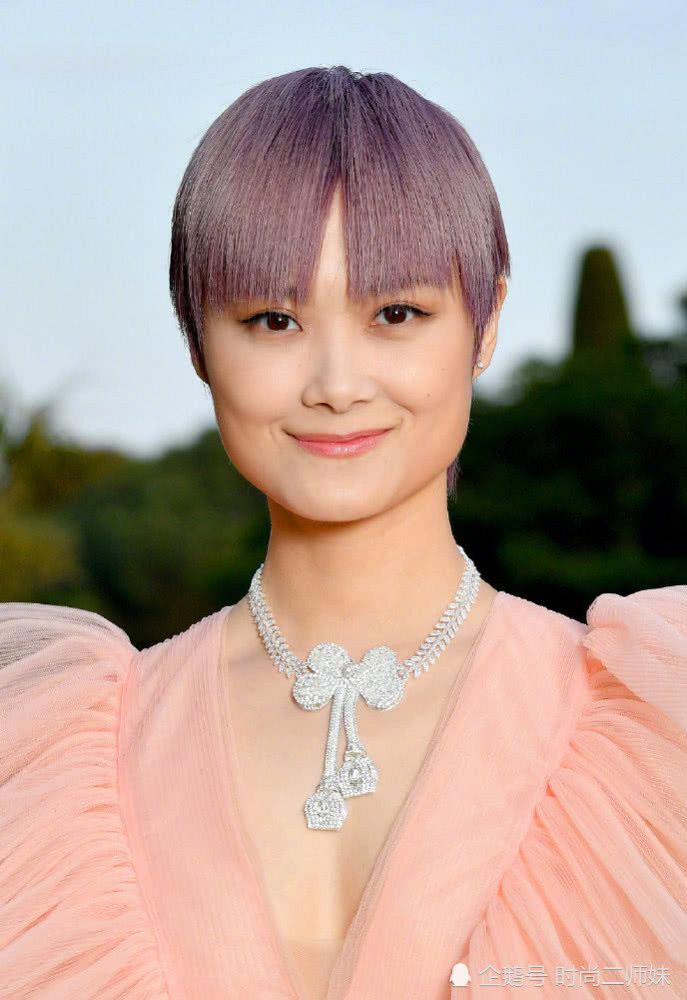李宇春穿粉嫩纱裙装梦幻似小公主,不过这腿还是别露不太-八卦绯闻