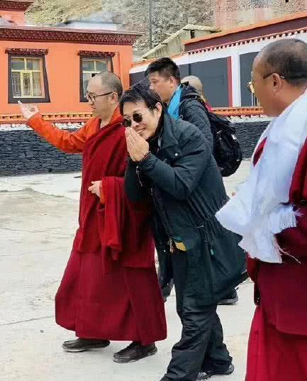 李连杰礼佛与网红藏族小杨幂同框,趁对方不注
