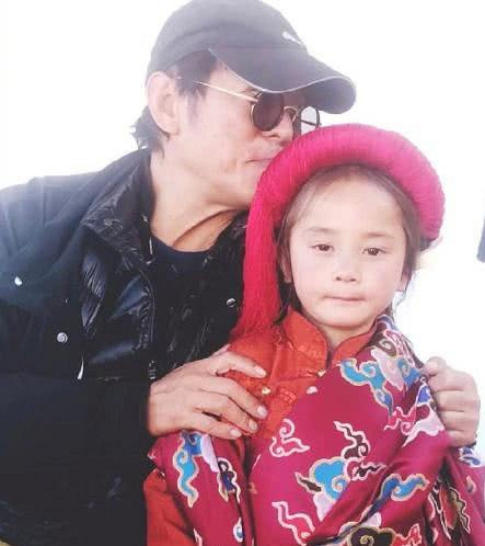 李连杰礼佛与网红藏族小杨幂同框,趁对方不注