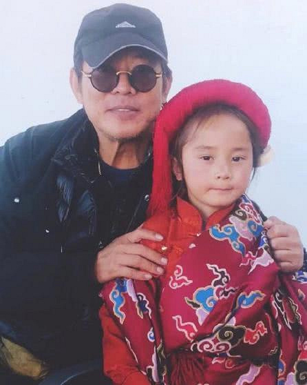 李连杰礼佛与网红藏族小杨幂同框,趁对方不注