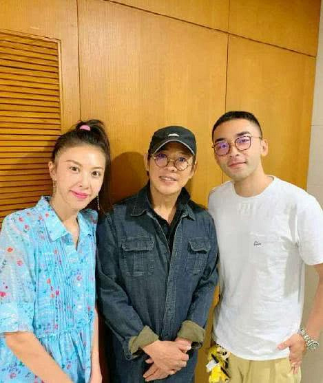 李连杰礼佛与网红藏族小杨幂同框,趁对方不注