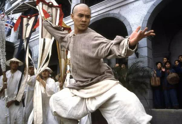 李连杰礼佛与网红藏族小杨幂同框,趁对方不注