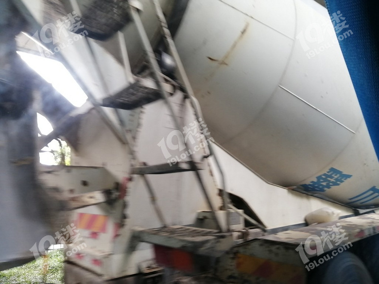 坐公车遇到旁边有搅拌车,还是有点害怕的!