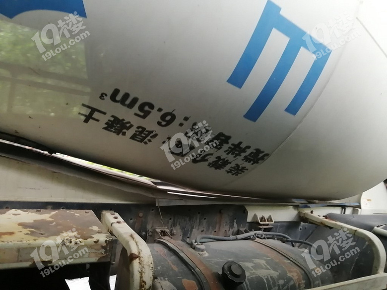 坐公车遇到旁边有搅拌车,还是有点害怕的!