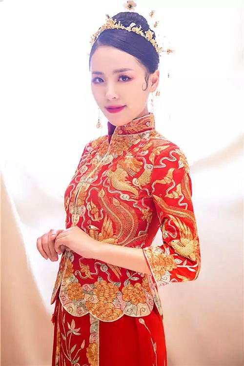 敬酒服到底穿秀禾还是龙凤褂，现在就为你解答~