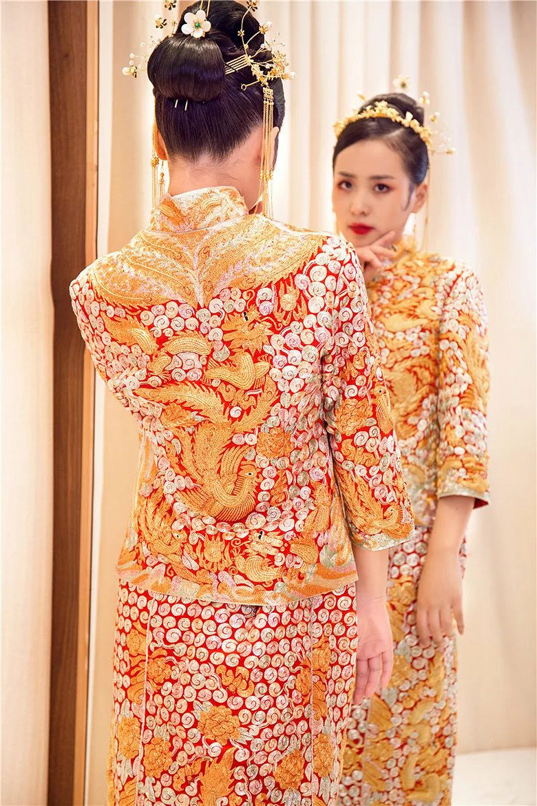 敬酒服到底穿秀禾还是龙凤褂，现在就为你解答~