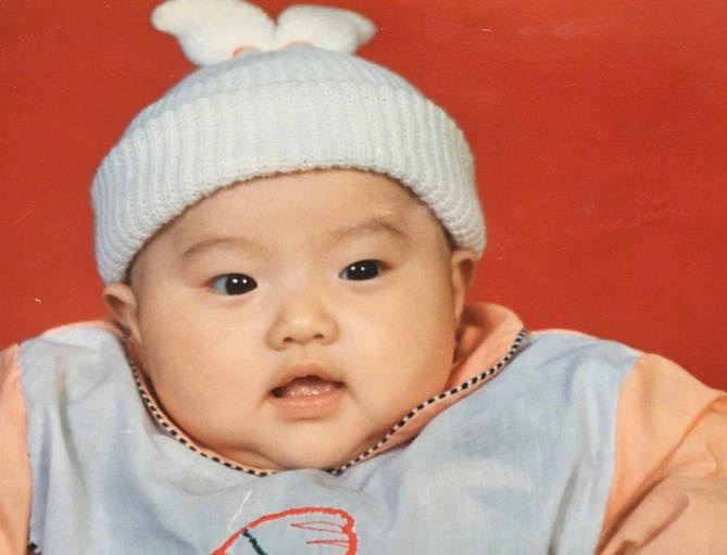 景甜罕见童年照曝光 同款眉心一点红引网友直