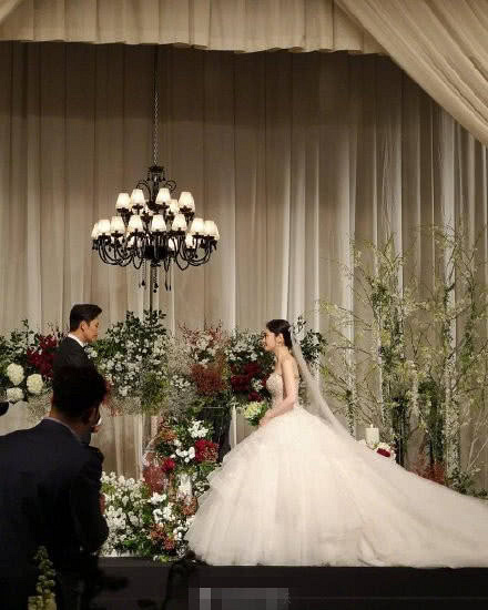 秋瓷炫与于晓光婚礼双亲没有出席 红毯落泪画