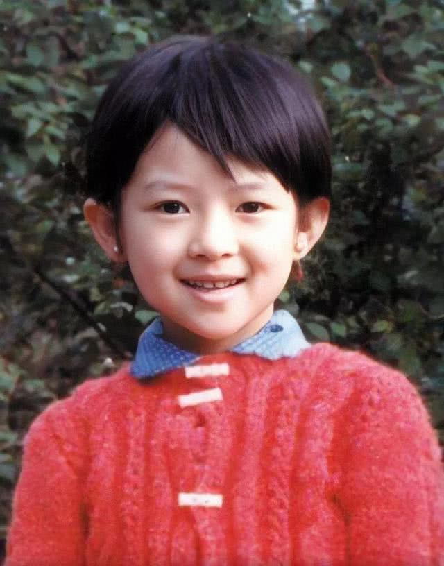明星罕见童年照曝光:赵丽颖农村表演接地气,唐嫣家境好4岁学