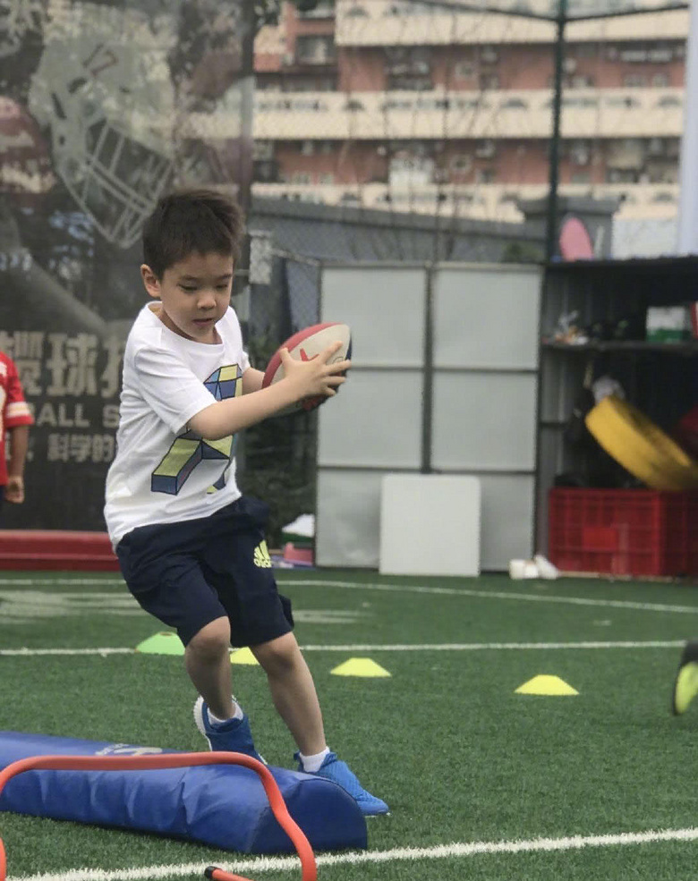 霍思燕六一带儿子打橄榄球,看了嗯哼衣服,就知道杜江爱她的原