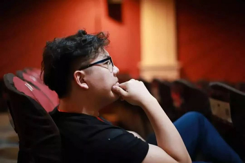 我们采访了一位戏剧导演,他说看戏真的好