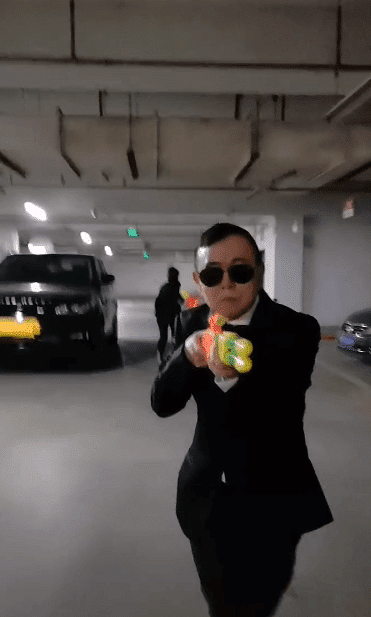 61岁潘长江与女儿拍变装视频,手拿玩具枪cosp