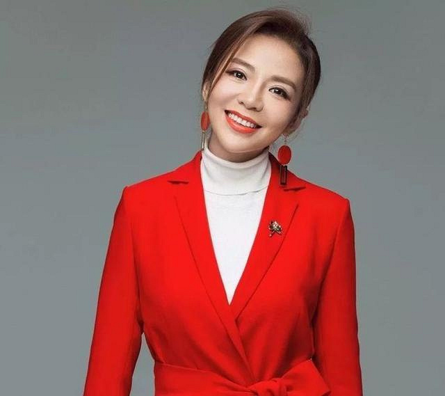 央视主持人朱迅近照好美,扎马尾活泼似少女身材太好令人羡慕