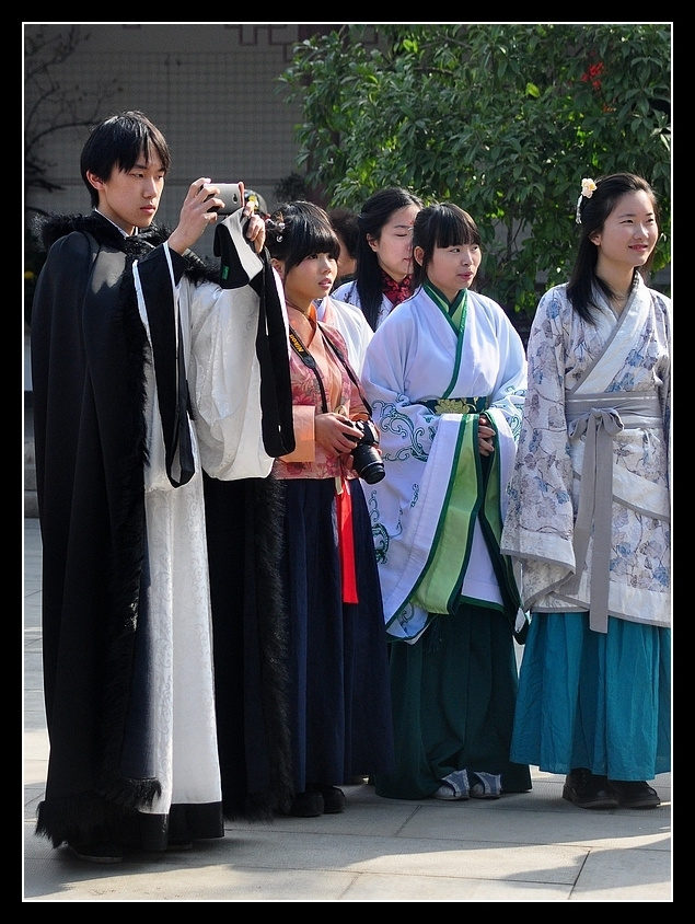 穿汉服的年轻人