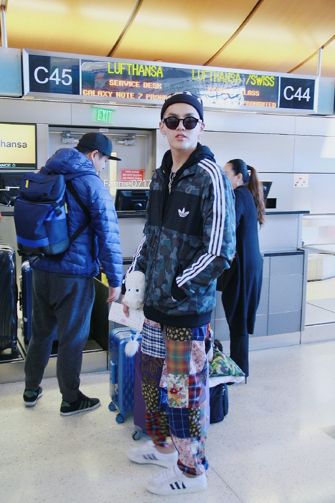 爱豆迷惑穿搭:吴亦凡又穿花裤子了