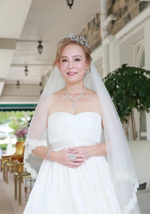 83版小龍女翁靜晶再婚,嫁賭王家族何猷彪,宣佈財產全部捐