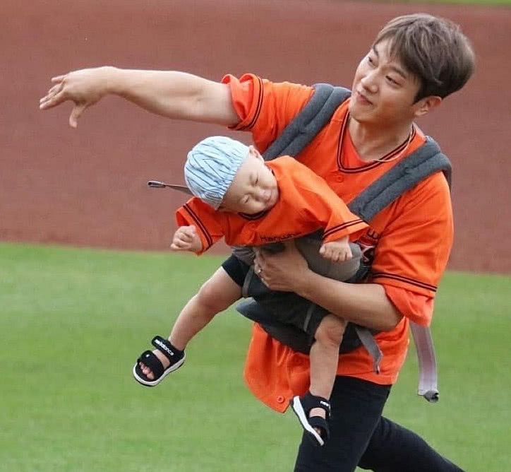 韩国男星单手抱1岁儿子投球 孩子差点飞出