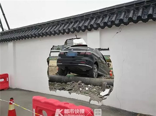 这小车位根本容不下我!萧山机场一辆轿车停车时穿墙而过