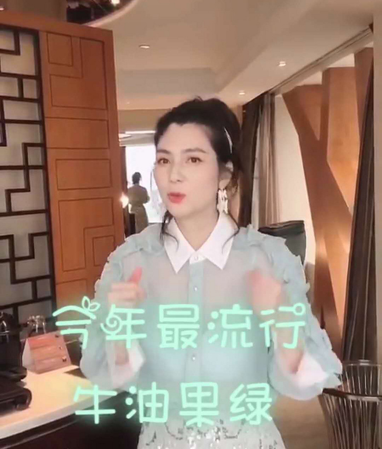 张丹峰凉了?洪欣频频现身捞金,还穿透视衣很卖