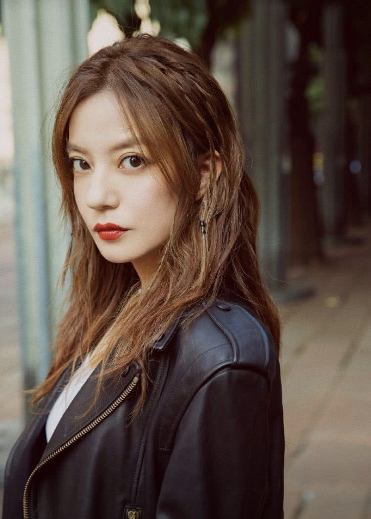 工作人员帮赵薇扎小辫,晒正脸照"逆龄"似少