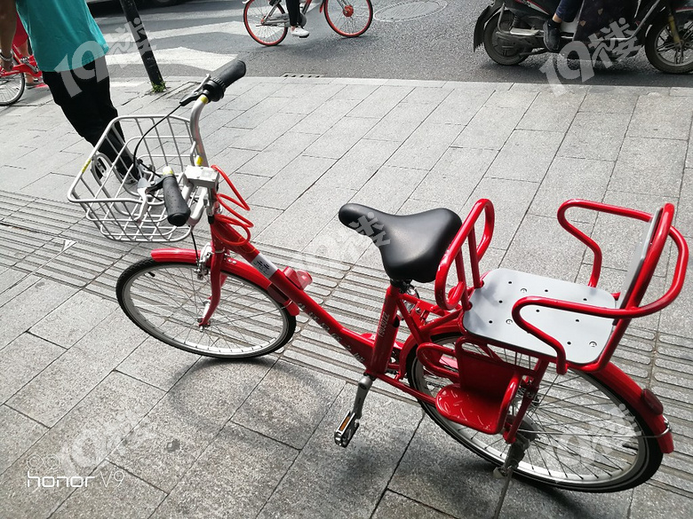 杭州市区能带娃的小红车又回来了但是很少我就看到一辆