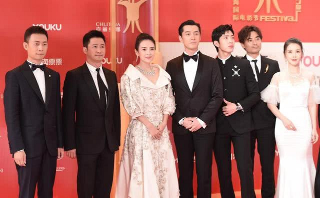 胡歌与吴京,章子怡站一起很拘束,和万茜,桂纶镁在一起很开