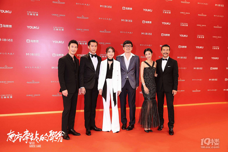 胡歌桂纶镁廖凡万茜红毯广场舞 《南方车站的聚会》这波操作服气