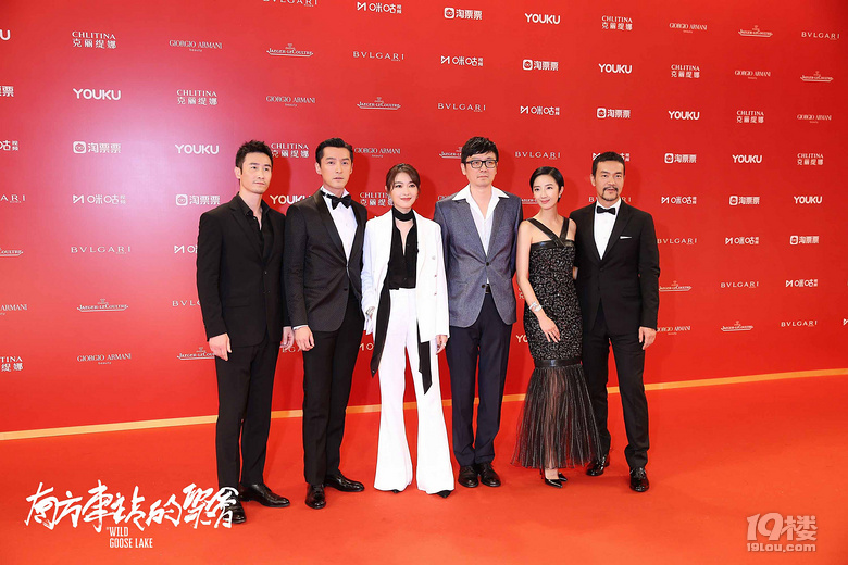 胡歌桂纶镁廖凡万茜红毯广场舞 《南方车站的聚会》这波操作服气
