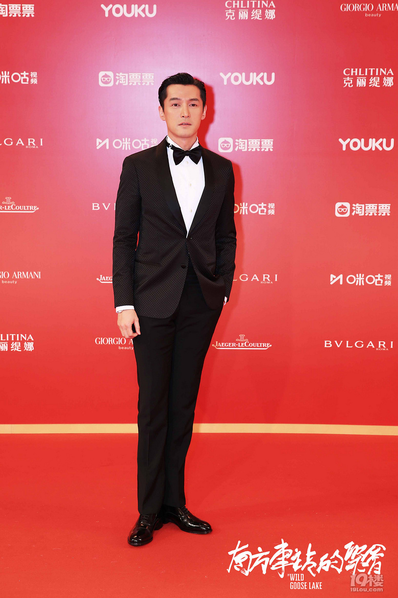 胡歌桂纶镁廖凡万茜红毯广场舞 《南方车站的聚会》这波操作服气