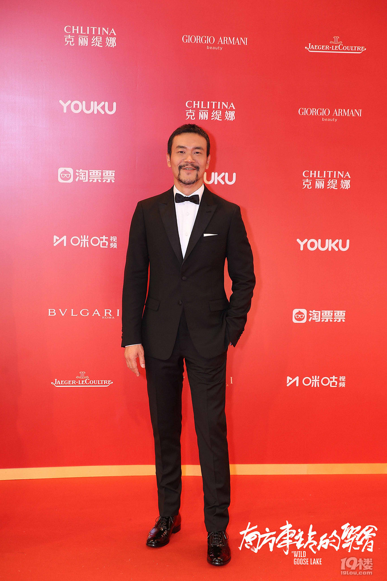 胡歌桂纶镁廖凡万茜红毯广场舞 《南方车站的聚会》这波操作服气