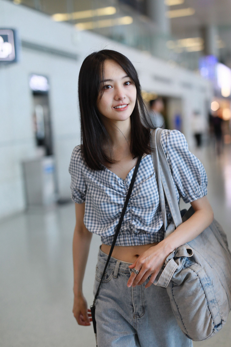 郑爽穿露脐装小蛮腰一览无遗,被男友搂着小鸟依人好幸福