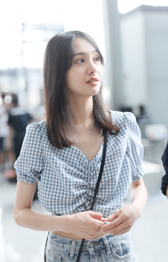 郑爽穿露脐装小蛮腰一览无遗,被男友搂着小鸟依人好幸福