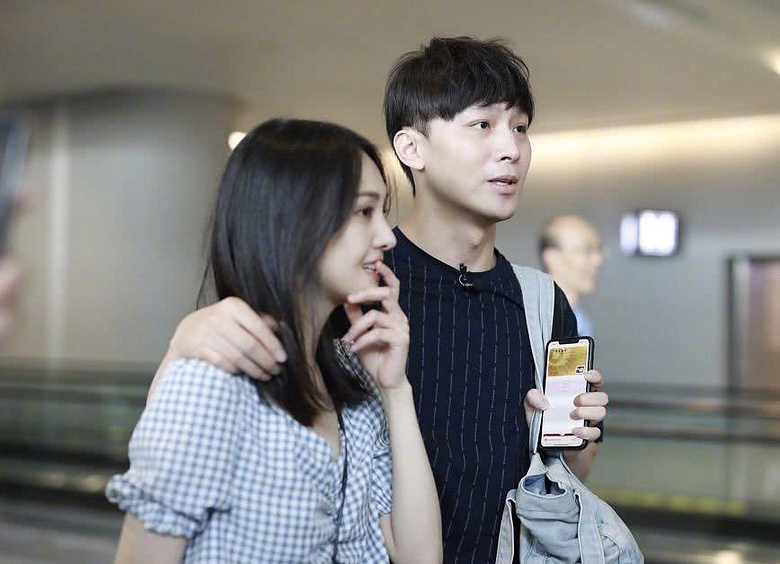 郑爽穿"露脐装"现身,获男友背包搂肩,疑合体拍综