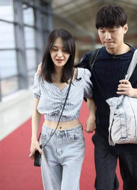 郑爽与男友张恒现身机场,高调合体秀恩爱,爽妹子小蛮腰让人羡