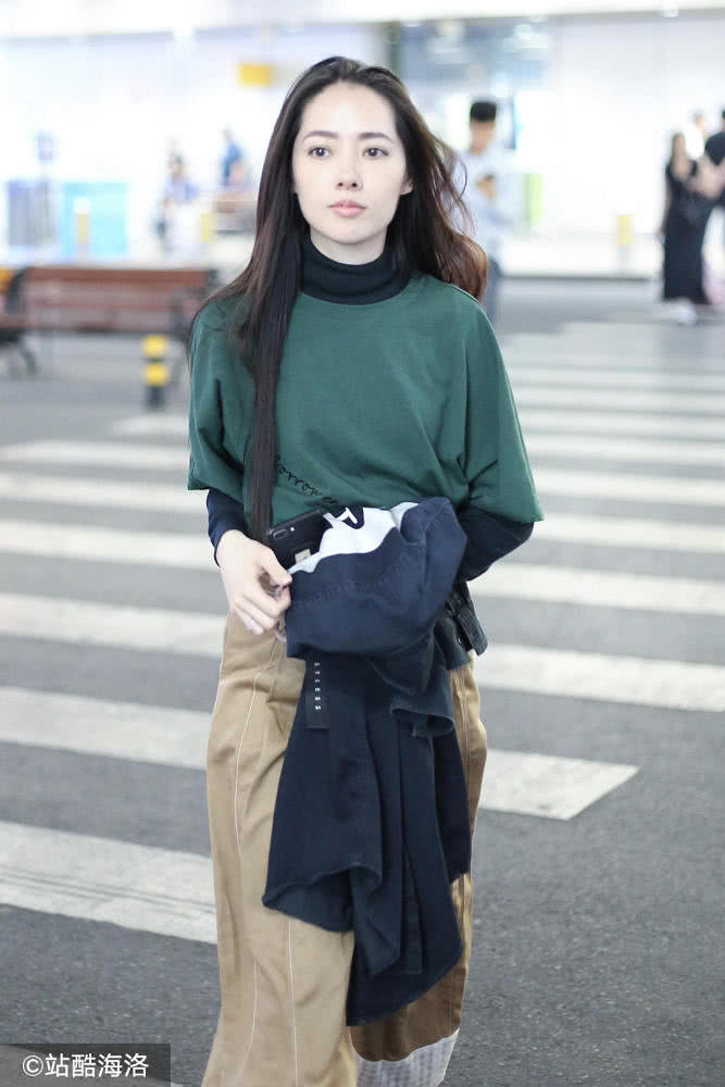 豪门准儿媳郭碧婷宽松装扮现身机场未见向佐 