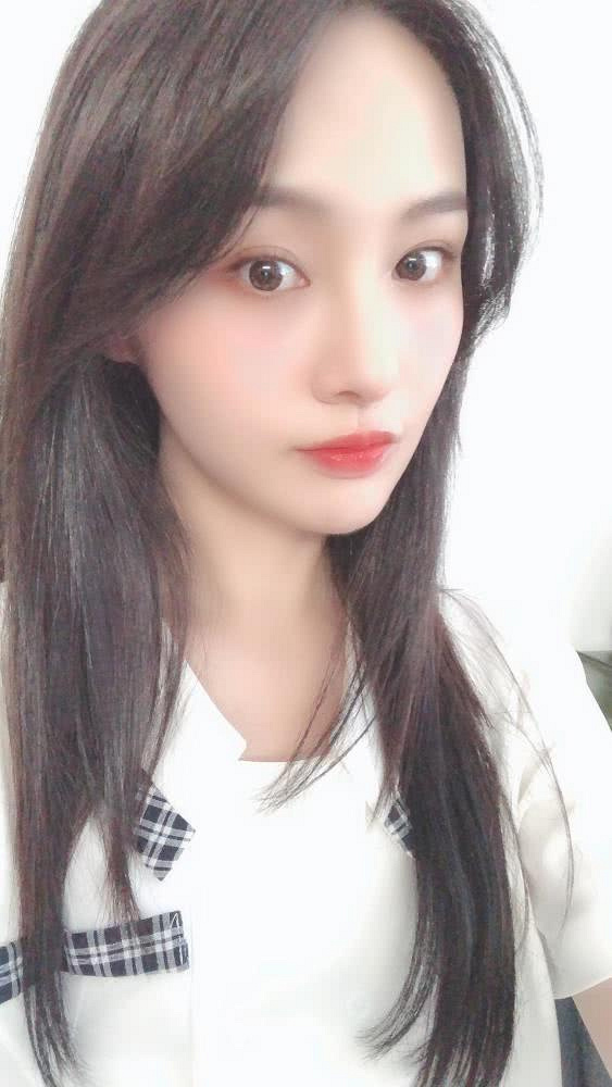 郑爽晒自拍感慨颜值一般不好看,网友:希望我也能如此一