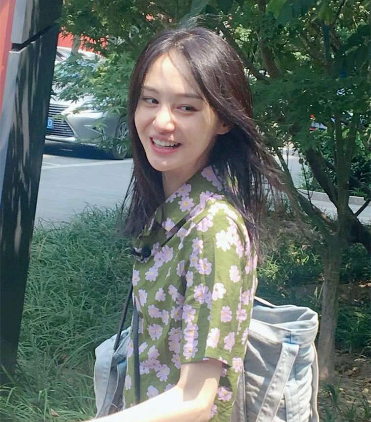 郑爽晒自拍感慨颜值一般不好看,网友:希望我也能如此一-八卦绯闻-八卦