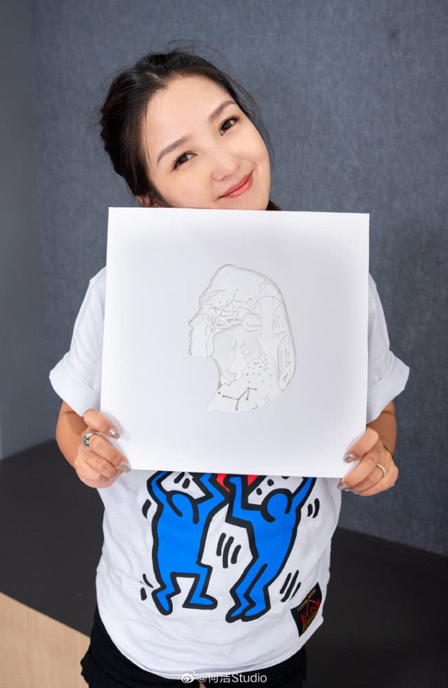 何洁黑胶唱片售价高达325元,是王菲7倍价格,只