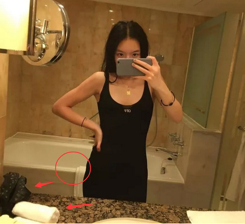 李咏女儿罕见晒浴室自拍,浴巾叠成块尽显爱干净淑女本