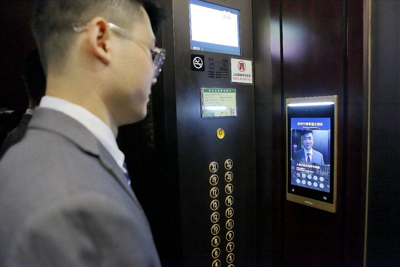 即可一站式完成入住/退房手续 乘搭电梯前往房间 通过人脸识别系