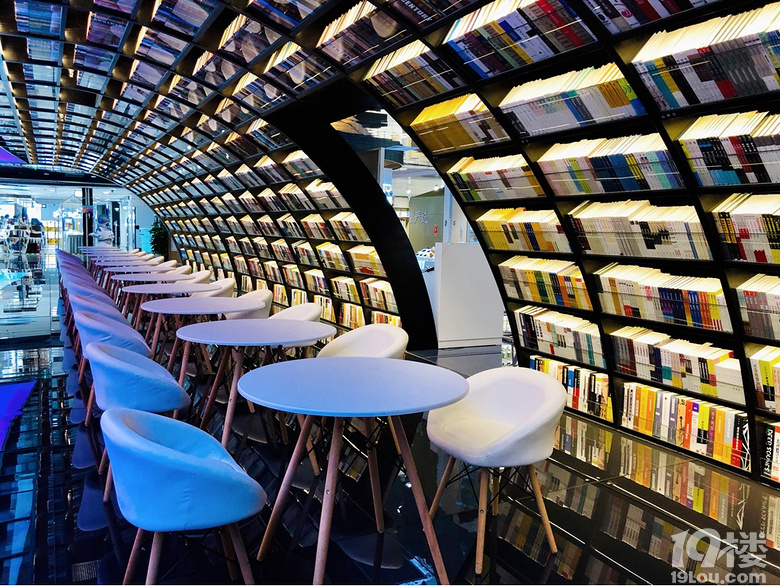 忙里偷闲,偶遇一家好书店,那个让你体温升