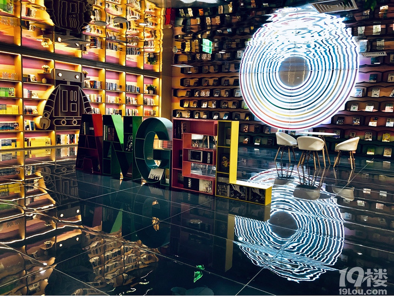 忙里偷闲,偶遇一家好书店,那个让你体温升