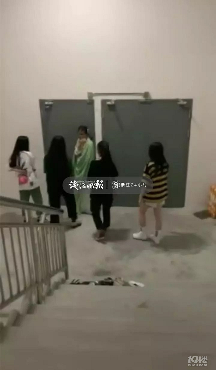 温州14岁女生逛商场，被陌生女孩拉到楼梯间轮流暴打！