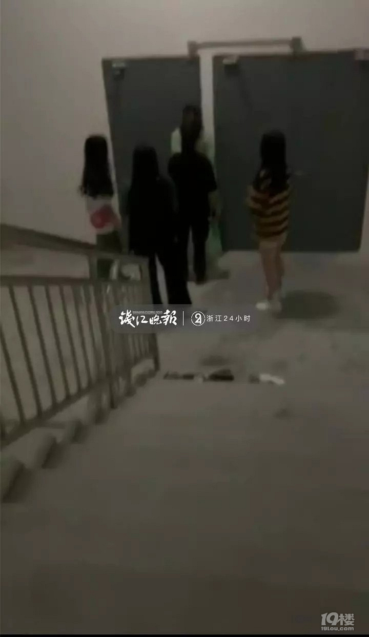 温州14岁女生逛商场，被陌生女孩拉到楼梯间轮流暴打！