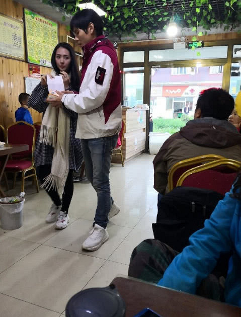 郭碧婷机场被向佐楼怀中,面对镜头露出甜美笑