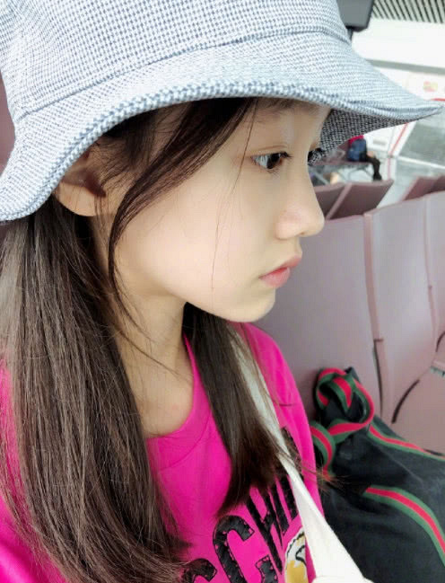 赵薇"女儿"分享生活照,肤白貌美五官立体,从小就是美人胚