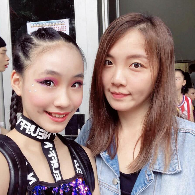 S二女儿啦啦队比赛获第一名,微笑露出小梨涡,