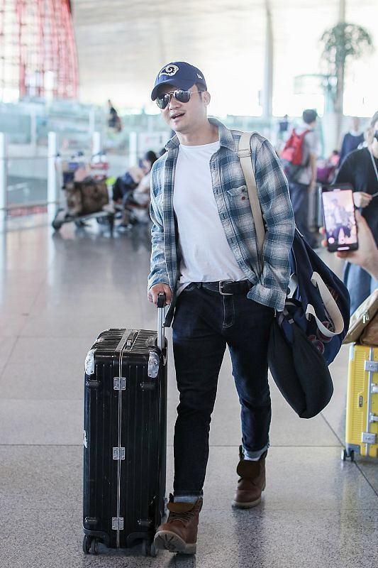 还是吴京酷一点,白t恤搭黑色牛仔裤,再把马丁靴穿上够有